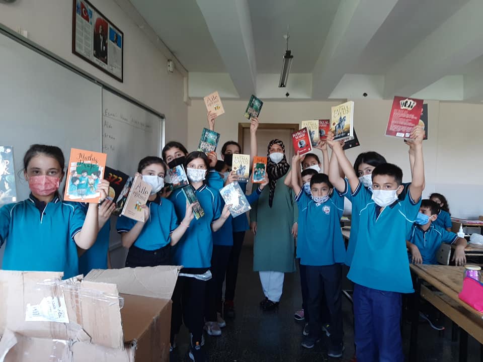 BAFRALI YAZAR YİĞİT’ İN KİTAPLARI MALATYA SÜMER ORTAOKUU’NDA