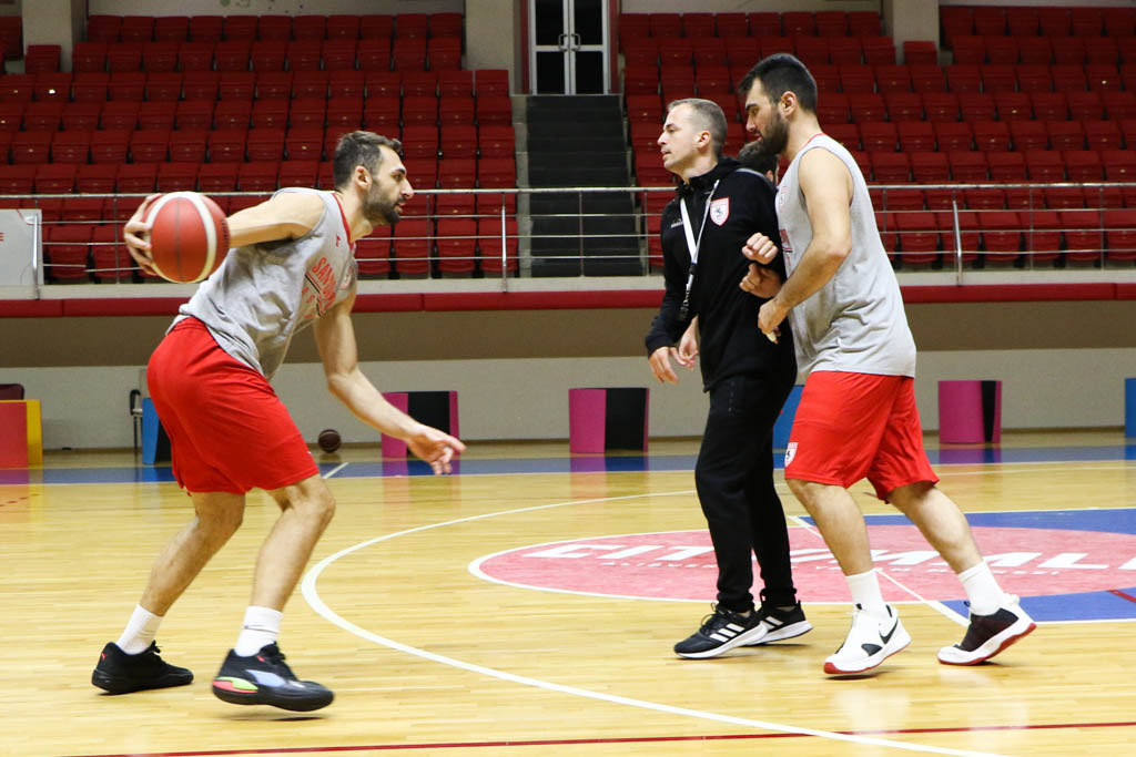 BASKETBOL TAKIMIMIZ HAZIRLIKLARINI SÜRDÜRDÜ