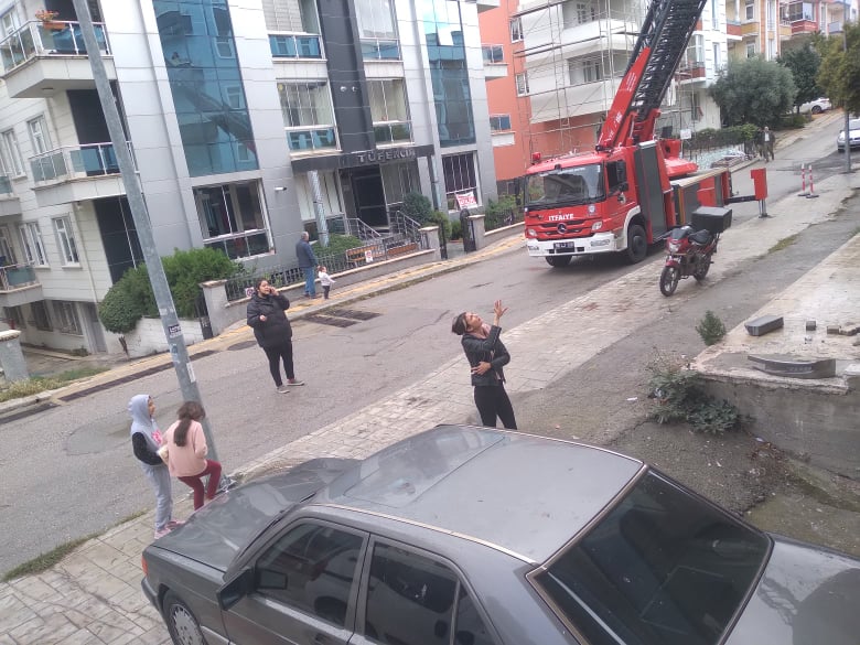 ATAKUM’ DA İTFAİYENİN KEDİ KURTARA OPERASYONU KEDİSİZ BİTTİ !