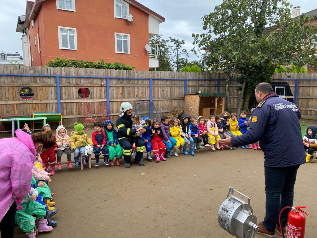 MİNİK ÖĞRENCİLER İTFAİYECİLİĞE SOYUNDU