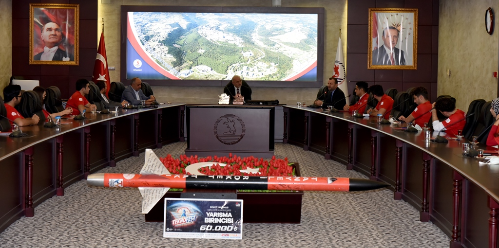 Rektör Ünal, Teknofest 2021’de Türkiye Şampiyonu Olan Tanyeli Roket Takımı’nı Kutladı
