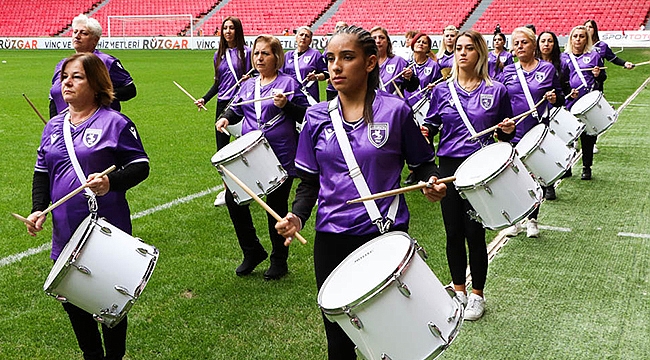 Kadın Bando Takımı Mor Formalarla Statta Yerini Aldı