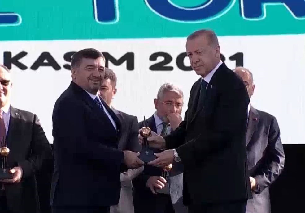 ŞENLİKOĞLU ÖDÜLÜNÜ CUMHURBAŞKANI ERDOĞAN’IN ELİNDEN ALDI