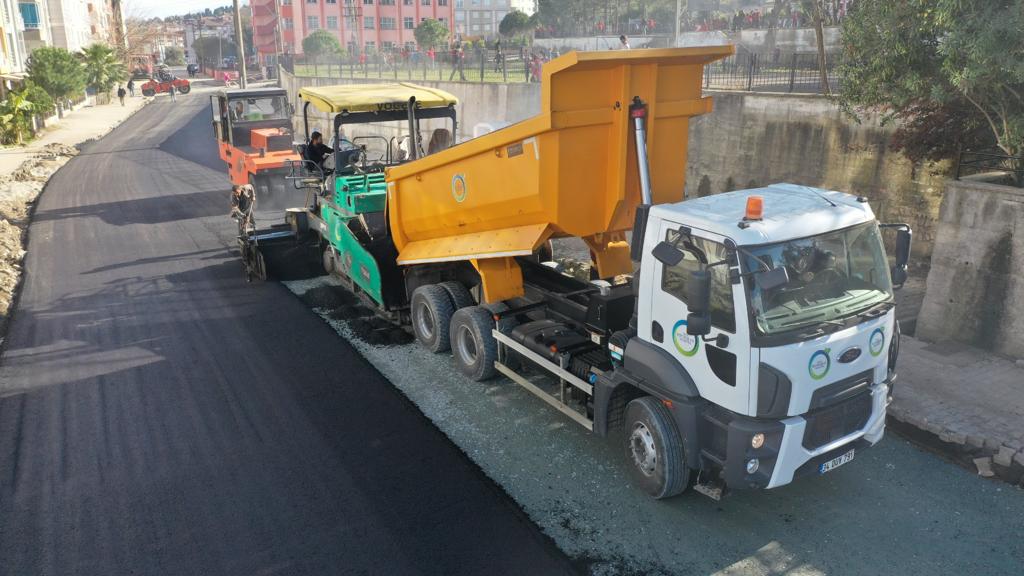 BAŞKAN GÜLER: “6 SOKAK VE BİR CADDEYİ SICAK ASFALTLA BULUŞTURDUK”