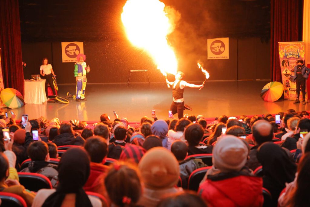 BAŞKAN AMCALARINDAN ÇOCUKLARA SİRK GÖSTERİLİ KARNE HEDİYESİ