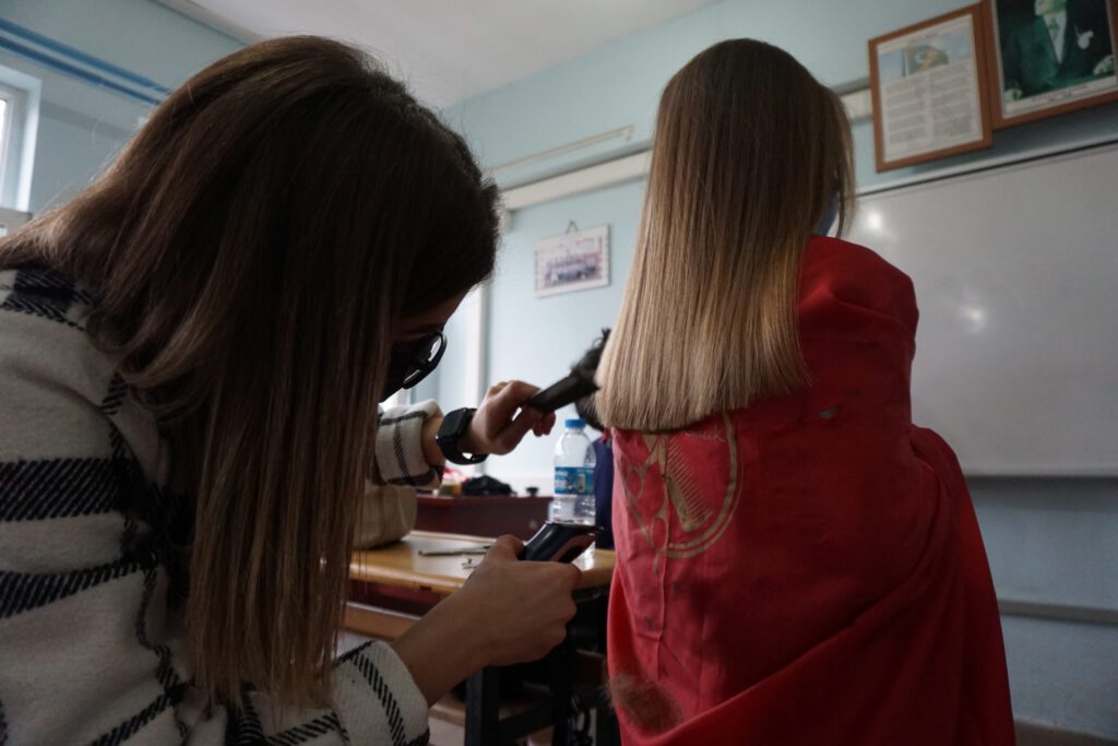 ÇARŞAMBA’DA KÖY OKULLARINA GÖNÜLLÜ KUAFÖRLÜK