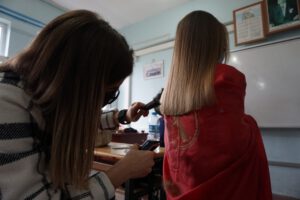 ÇARŞAMBA’DA KÖY OKULLARINA GÖNÜLLÜ KUAFÖRLÜK