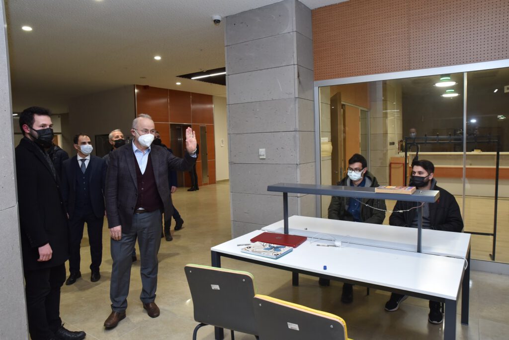 Rektör Ünal Merkez Kütüphane’de Öğrencilerin Sıcak Çorba Molasına Katıldı