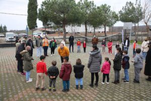 Gençlerden minik  öğrencilere jest