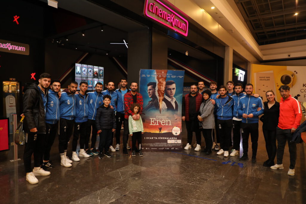 KARASAMSUNSPOR’LU FUTBOLCULAR SİNEMA KEYFİNDE DUYGU DOLU ANLAR YAŞADI