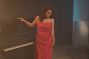 *İSTANBUL AŞKINI ŞARKIDA YORUMLADI*