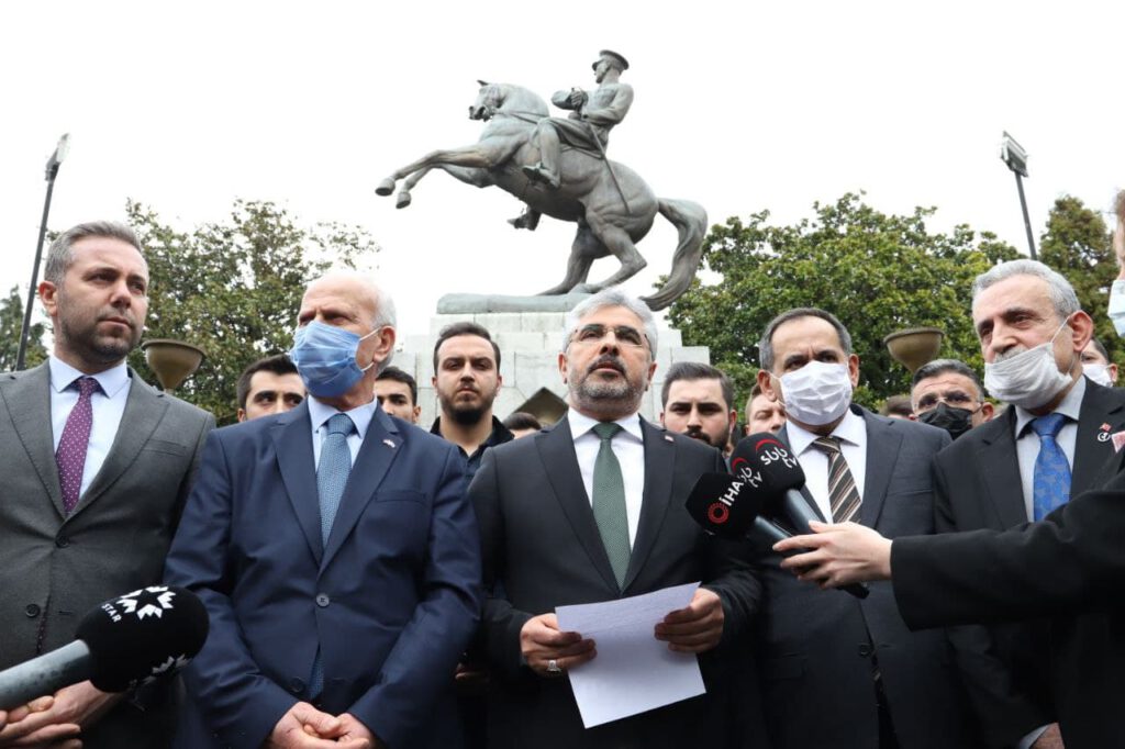 Şiddetle kınıyoruz ve lanetliyoruz.