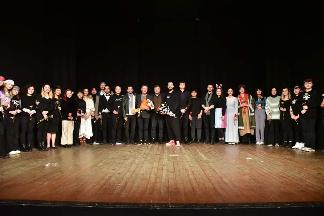 TİYATRO ÖĞRENCİLERİNDEN “ORTAYA KARIŞIK”