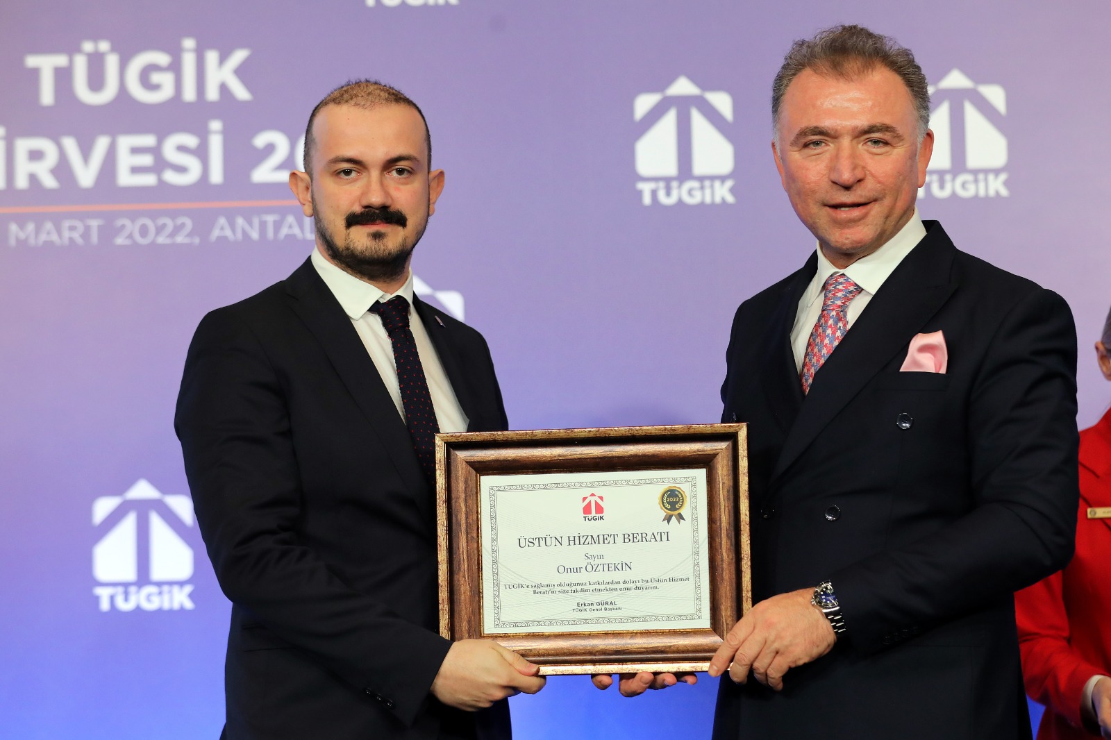 BAŞKAN ÖZTEKİN’E ÜSTÜN HİZMET BERATI