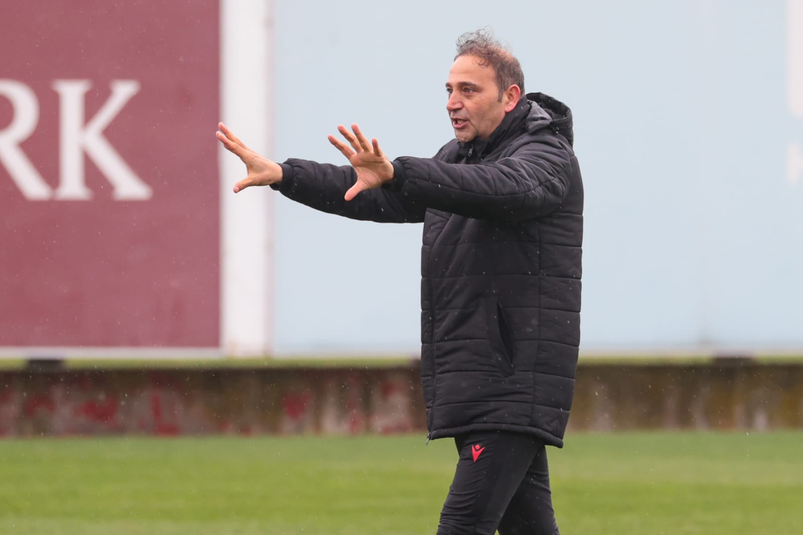 TEKNİK DİREKTÖR FUAT ÇAPA ANTRENMAN ÖNCESİ SORULARI YANITLADI