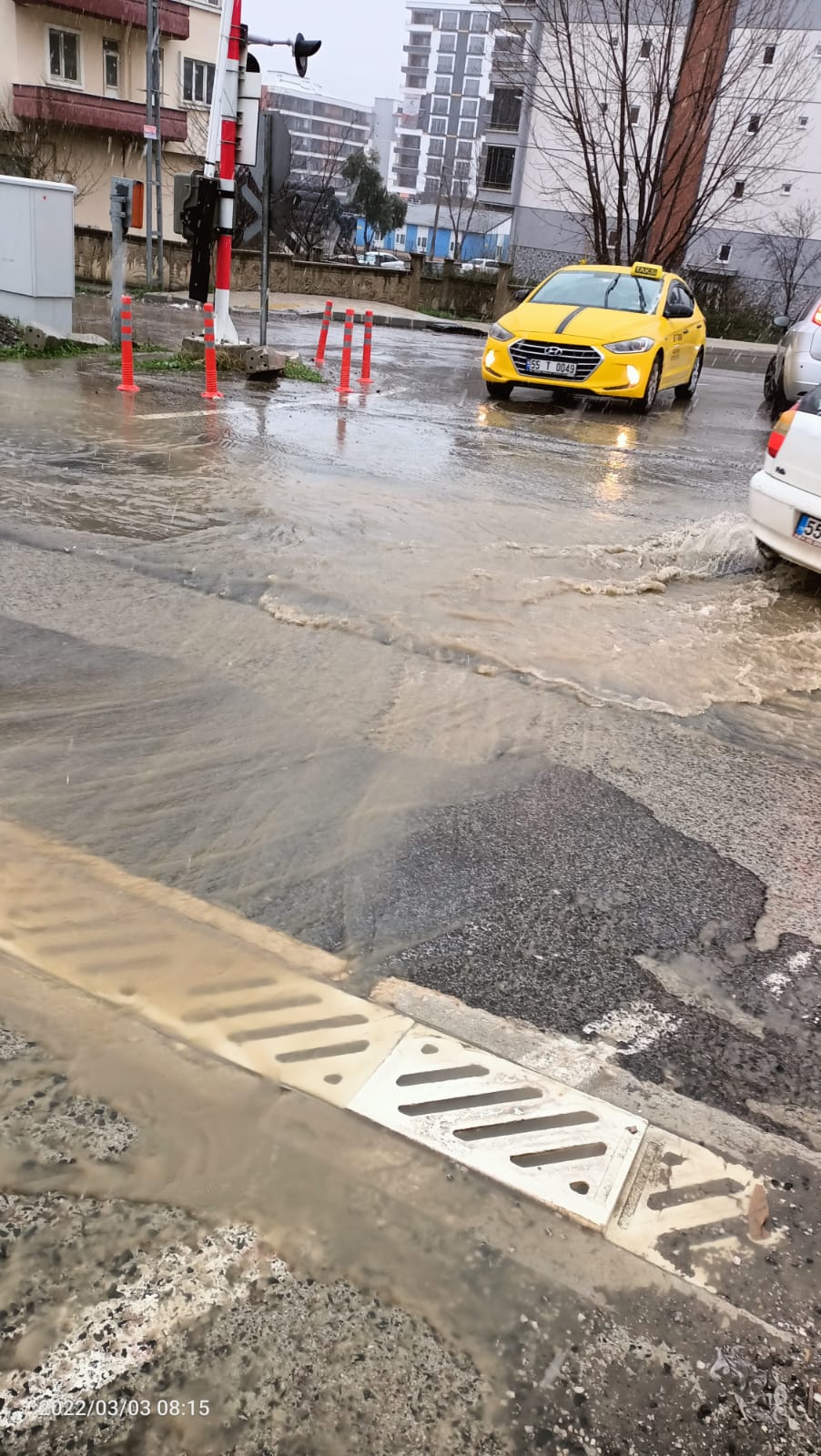  Derebahçe ile kışla mahallesi kesişimi sıkıntı yaşıyor…