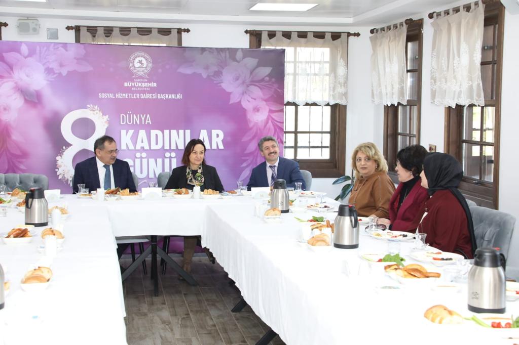 Başkan Demir, kadın muhtar ve meclis üyeleriyle buluştu