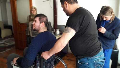 ENGELLİ MURAT’IN TEKERLEKLİ SANDELYE İHTİYACINA İLKADIM BELEDİYESİ KOŞTU