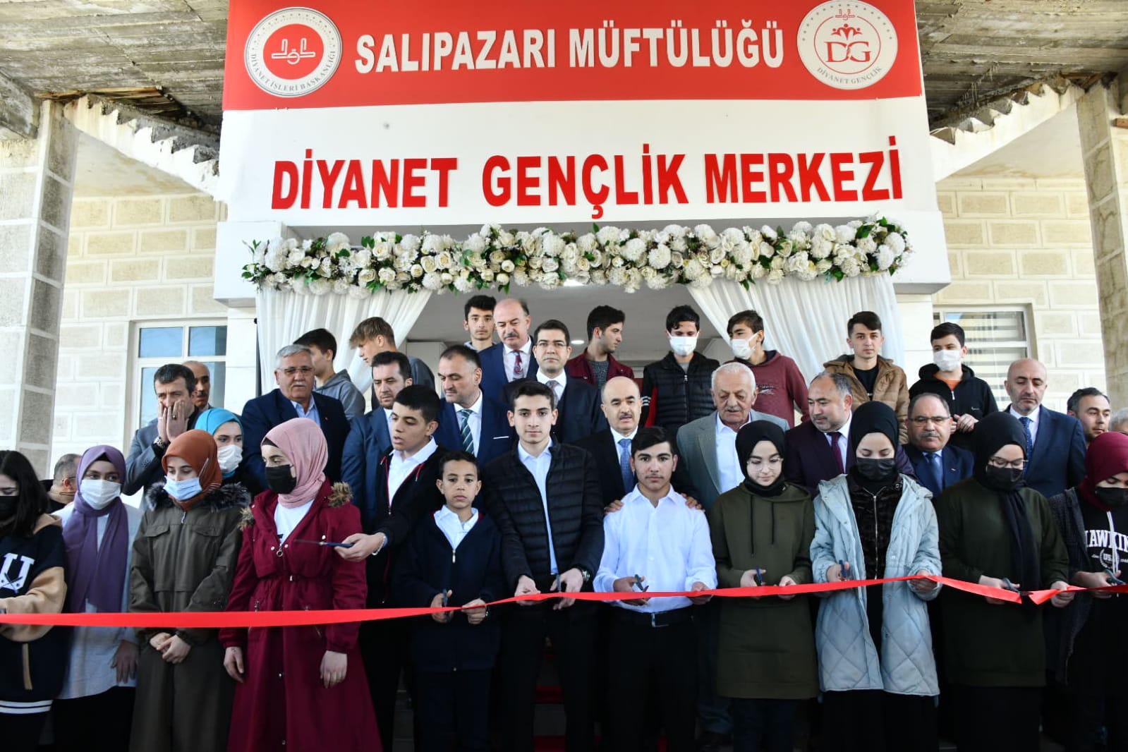 Vali Dağlı,Diyanet Gençlik Merkezi’nin açılışını yaptı..