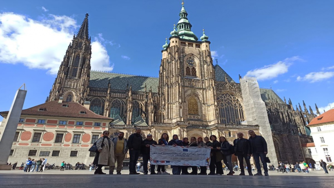 KOCATEPE İLKOKULU ÖĞRETMENLERİ ERASMUS + PROJESİ KAPSAMINDA ÇEKYA’DA