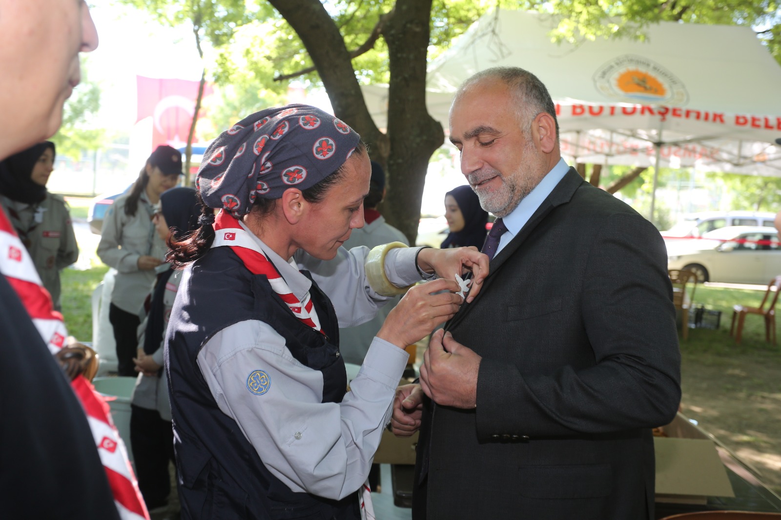 SANDIKÇI’DAN İZCİLERE SİMİT VE SAHLEP İKRAMI  