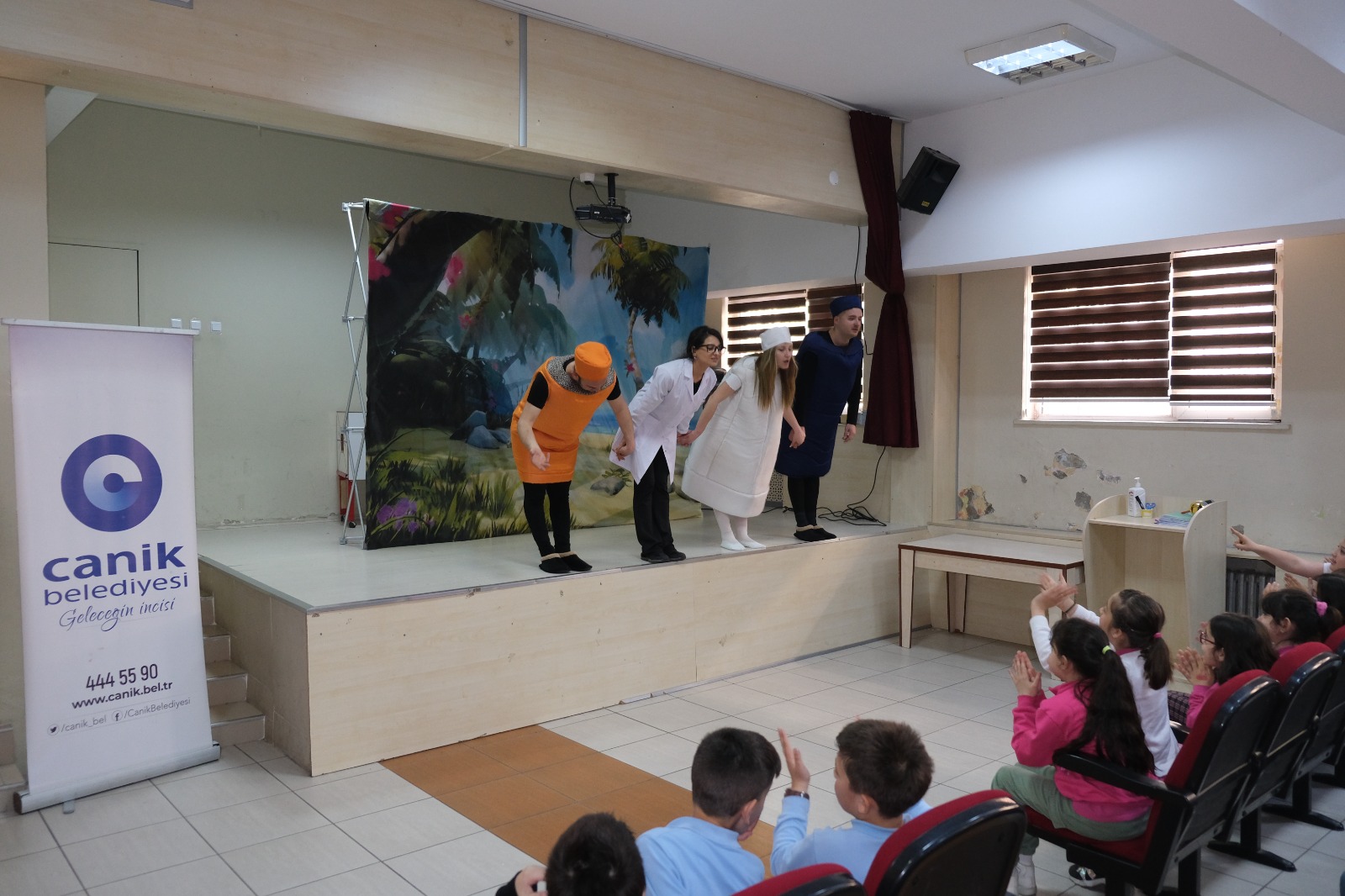 ÇOCUKLAR TİYATRO İLE ÇEVRE BİLİNCİ KAZANIYOR