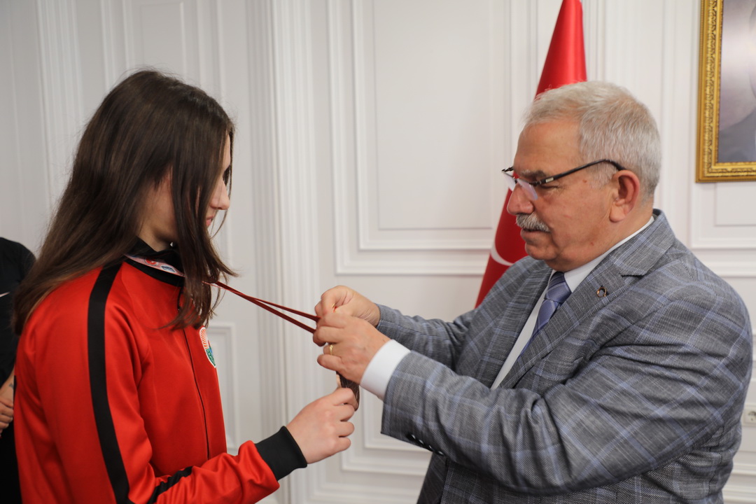 DEMİRTAŞ ŞAMPİYON KİCK BOKSCULARI ÇEYREK ALTINLA ÖDÜLLENDİRDİ