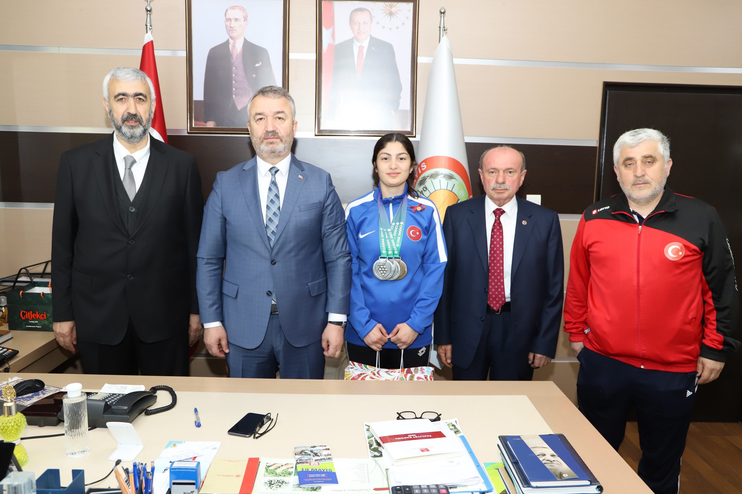 Başkan Topaloğlu, Milli Sporcu Sinem Özkan’ı altın ve çeşitli hediyeler ile ödüllendirdi.