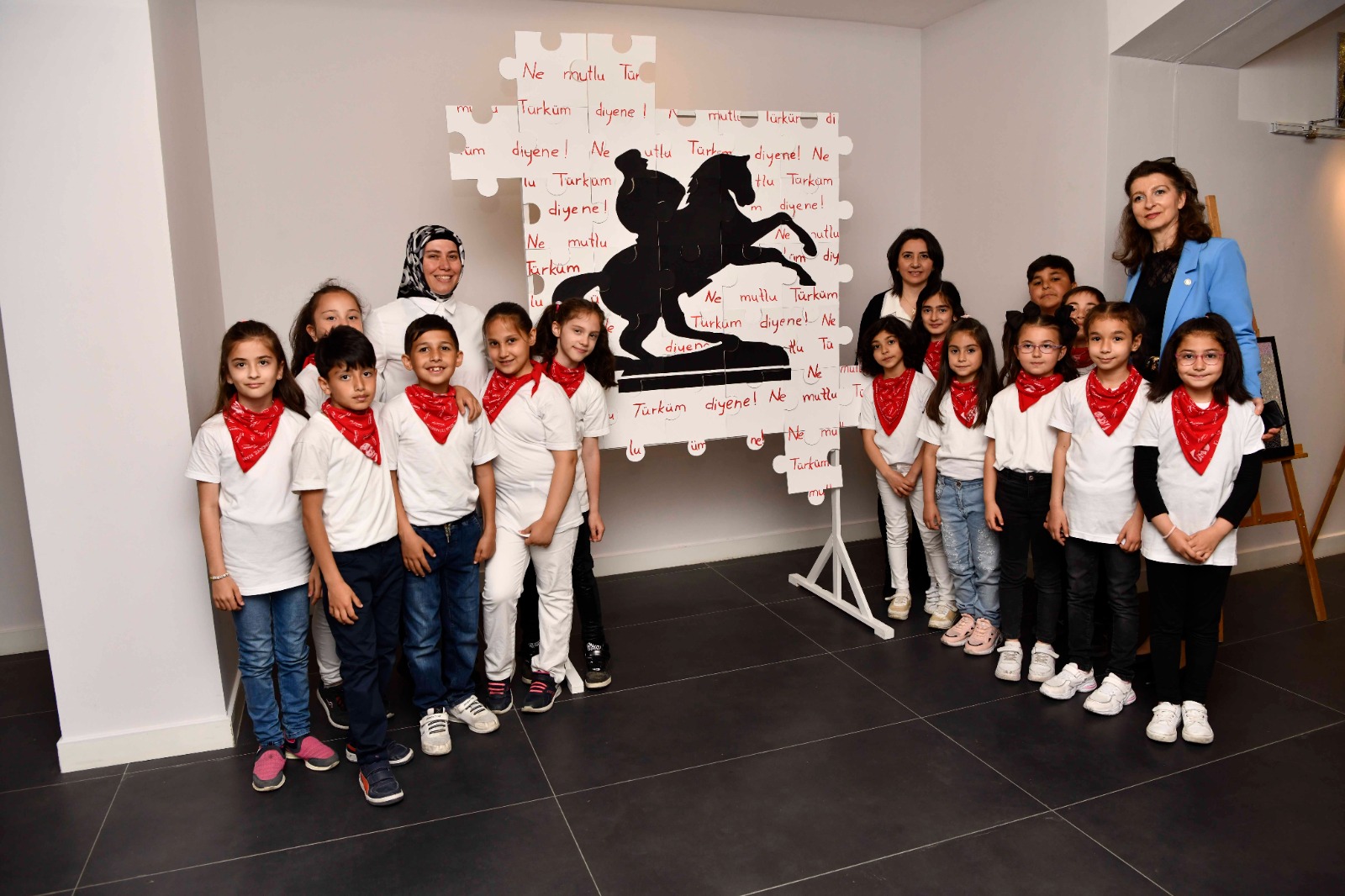 100 çocuktan 100 farklı Atatürk portresi