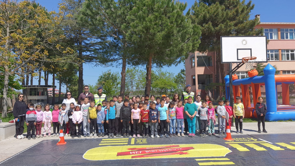 O  OKUL TRAFİKTE BEN DE VARIM DEDİ