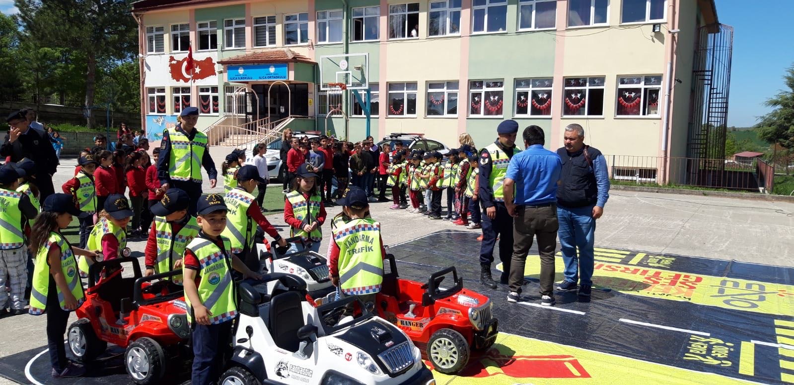 DEMİRTAŞ ÇOCUKLARIMIZIN BİRER TRAFİK GÖNÜLLÜSÜ OLMASINI İSİTYORUZ