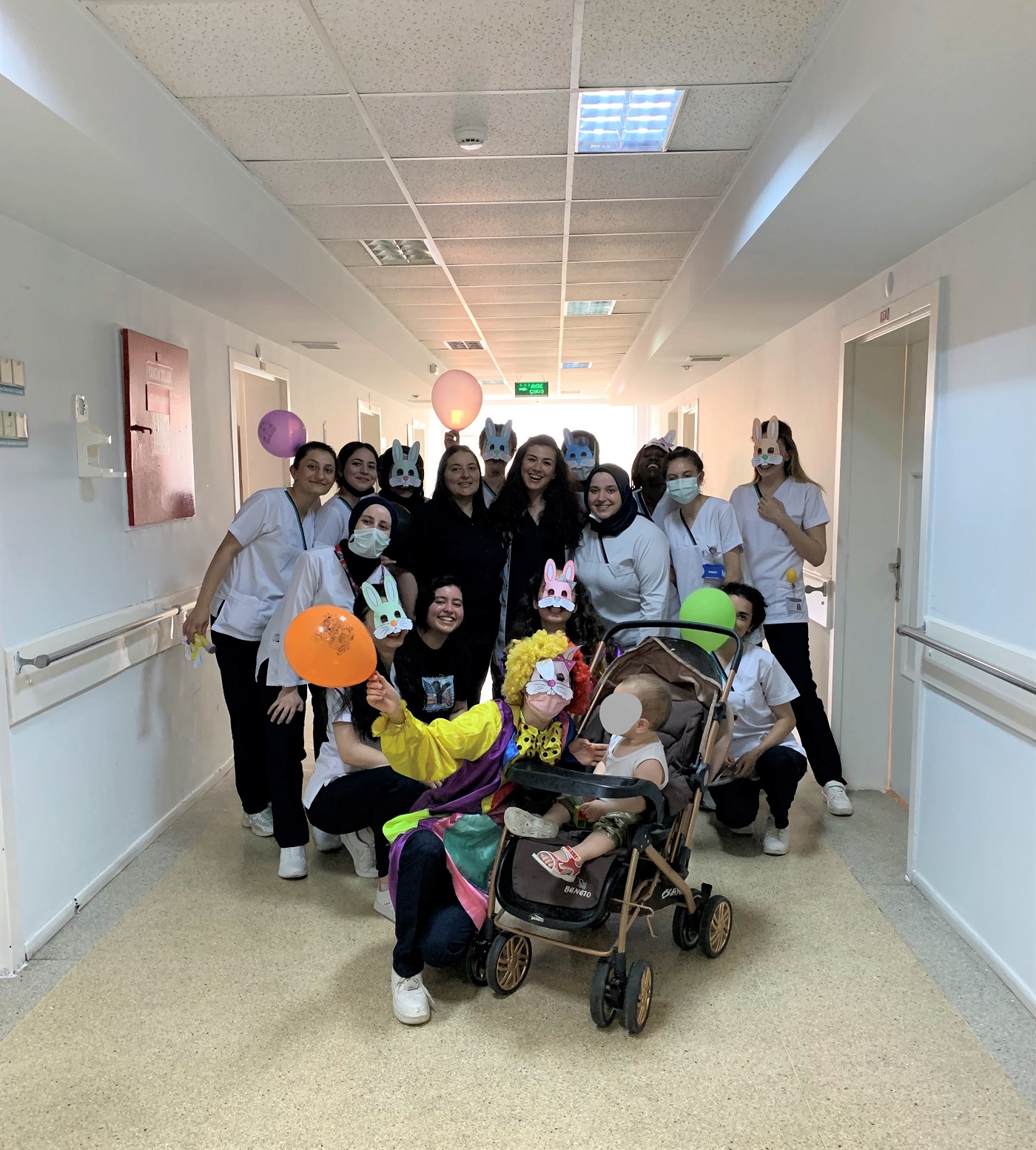 Ebelik Bölümü Öğrencileri Hastanede Yatan Çocuklarla Stres Attı