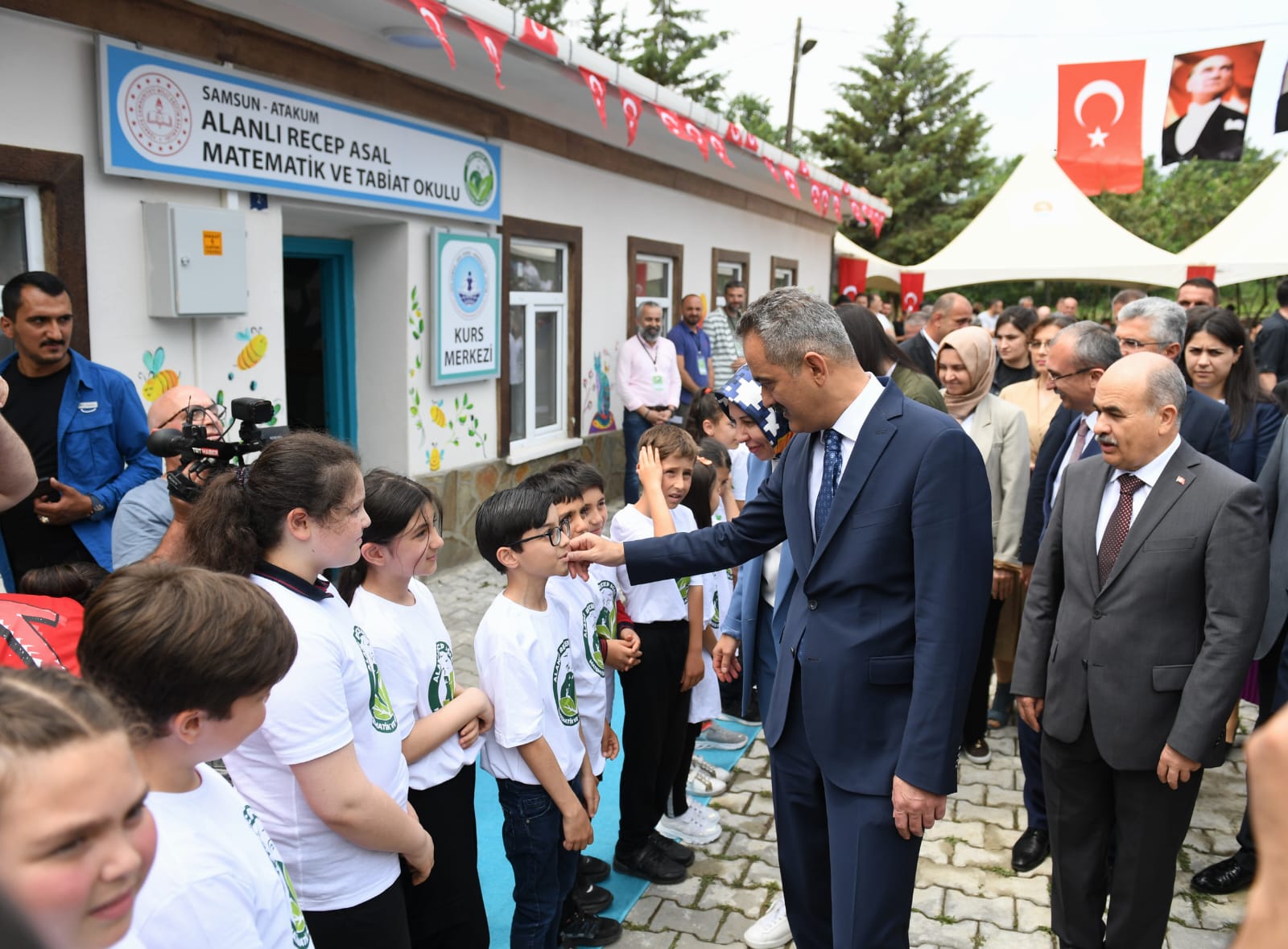 BAKAN ÖZER’DEN ÖĞRETMENLER VE EĞİTİM YÖNETİCİLERİNE İKİNCİ BAŞARI BELGESİ