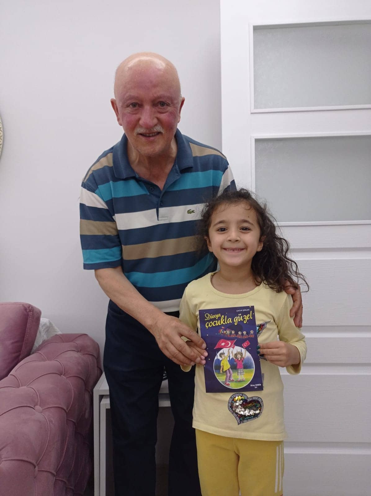 KAYSERİLİ MİNİK AZRA’YA BAFRALI SAİRDEN ŞİİR KİTABI HEDİYESİ