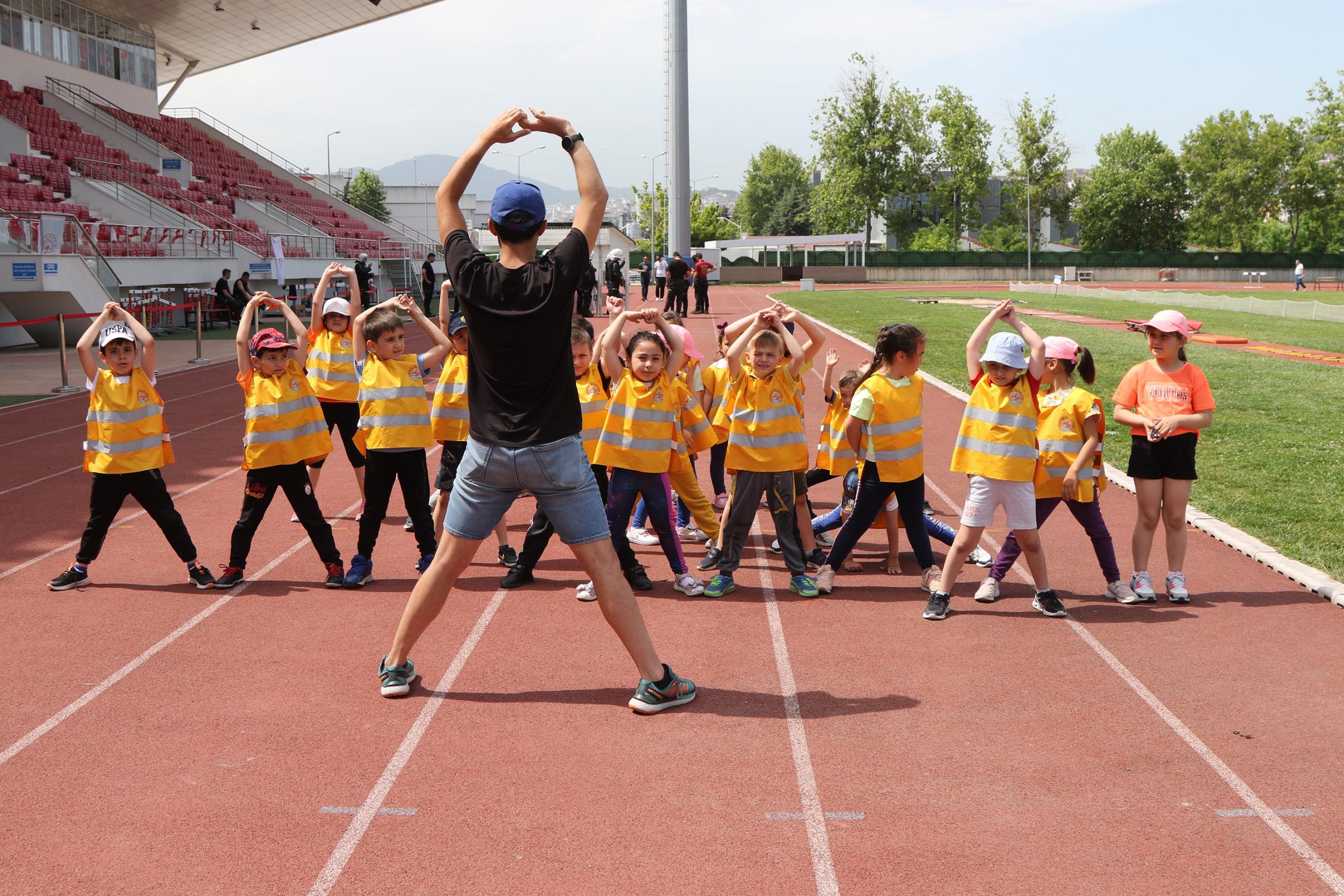 AtaÇocuklu miniklerin atletizm heyecanı