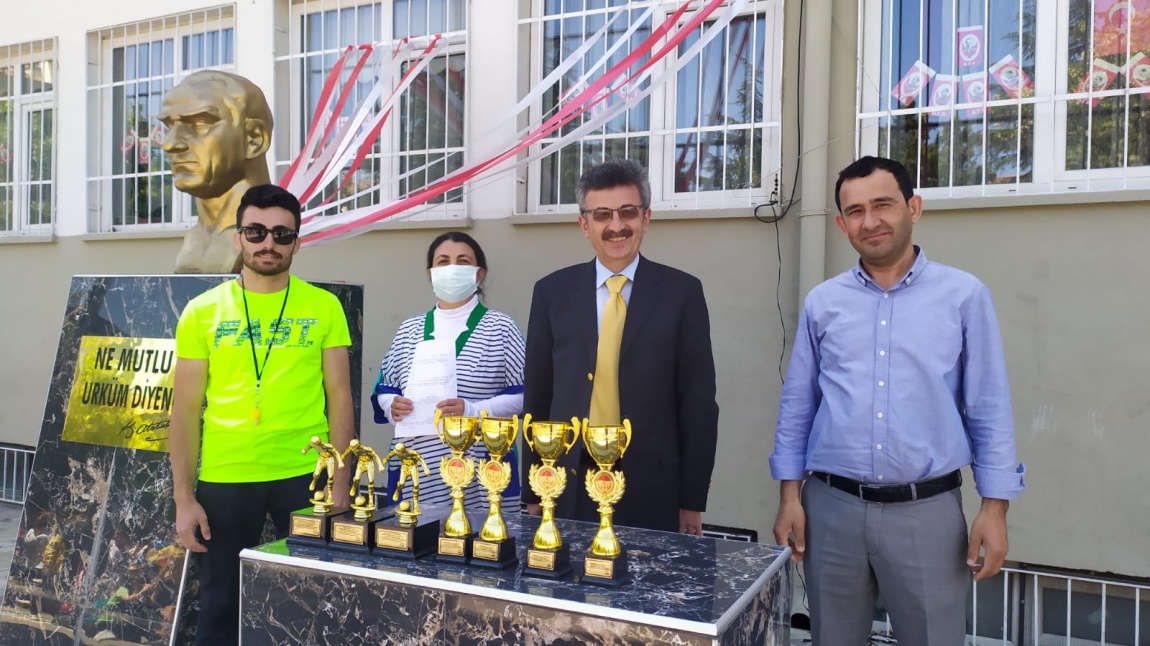 BAŞKENT’TE BAFRALI MÜDÜRÜN OKULUNDA FUTBOL ve FİRİZBİ TURNUVASI