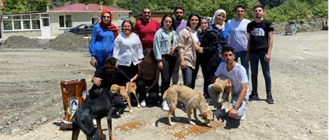 Sağlık Hizmetleri Öğrencilerinden Ayvacık’taki Barınak Hayvanlarına Yardım Eli