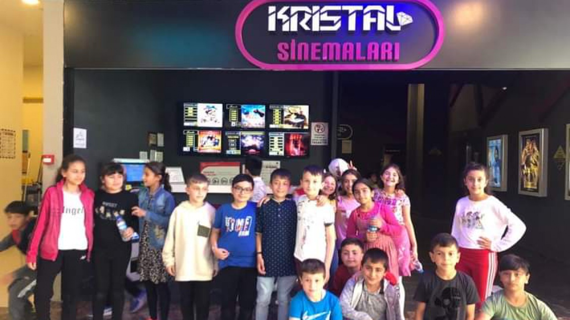  O OKULDA SİNEMAYA GİTMEYEN ÖĞRENCİ KALMADI