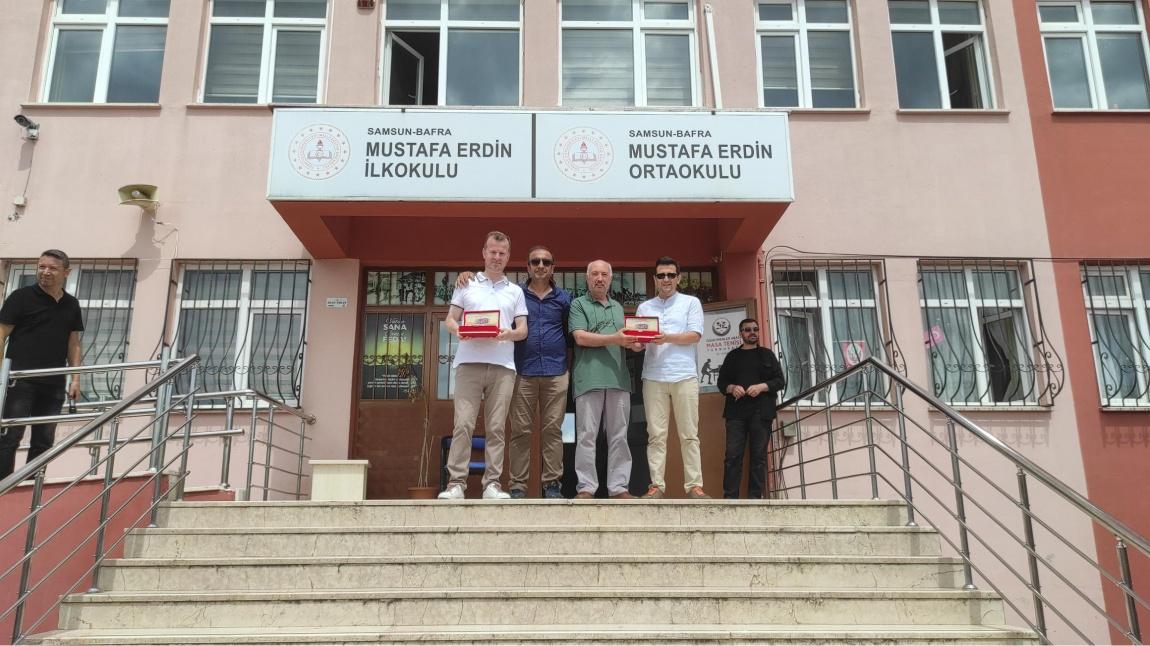 Okul idaresine Plaket Takdim Edildi