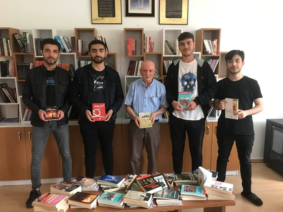 OKTAY ZERRİN’DEN KREDİ YURTLAR KURUMU’NA 5 KOLİ KİTAP BAĞIŞI