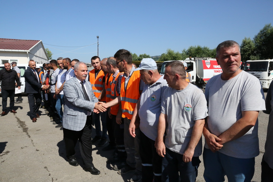 BAŞKAN DEMİRTAŞ BELEDİYE PERSONELİ İLE BAYRAMLAŞTI