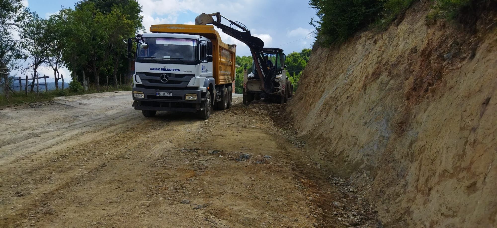 Canik’te Yol Çalışmaları Sürüyor