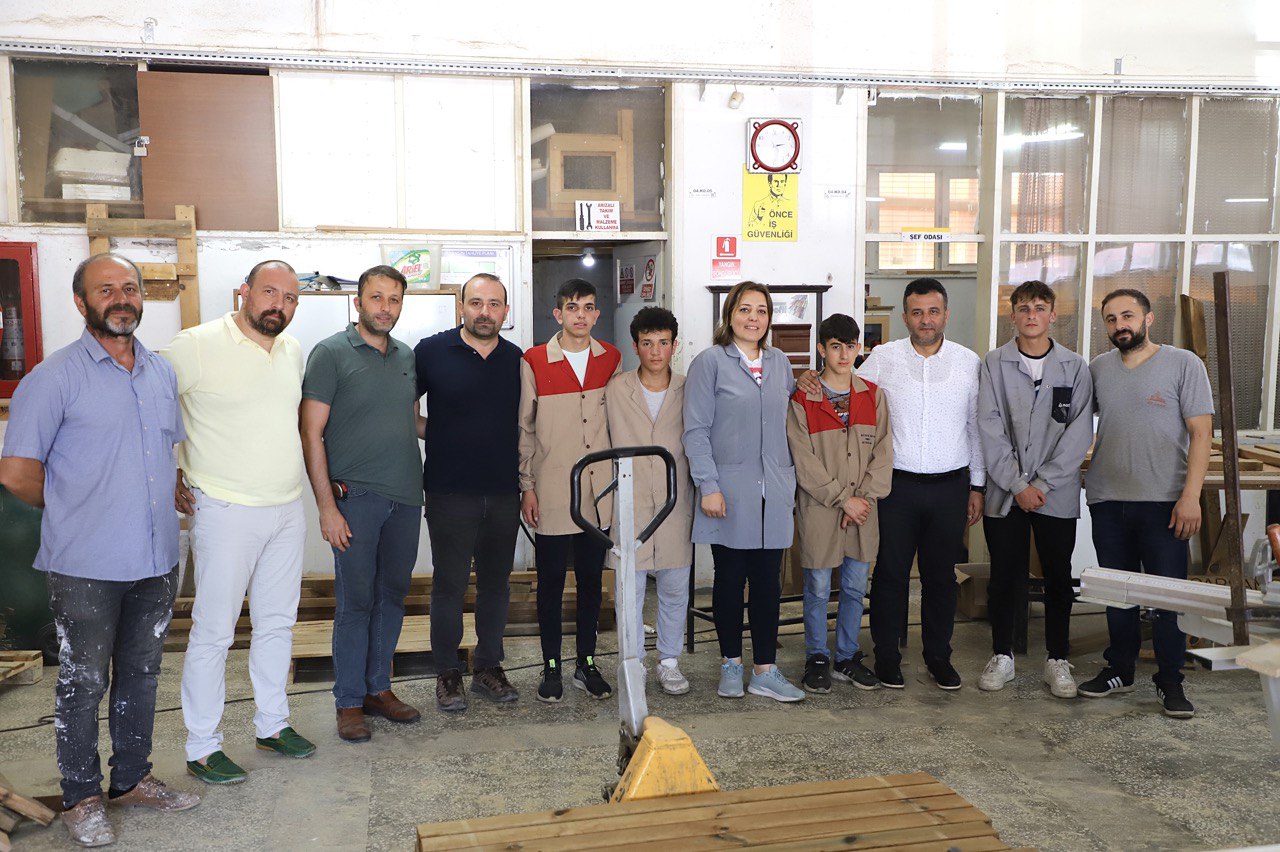 ÇARŞAMBA’DA PİKNİK MASALARI MESLEK LİSESİ ÖĞRENCİLERİNDEN