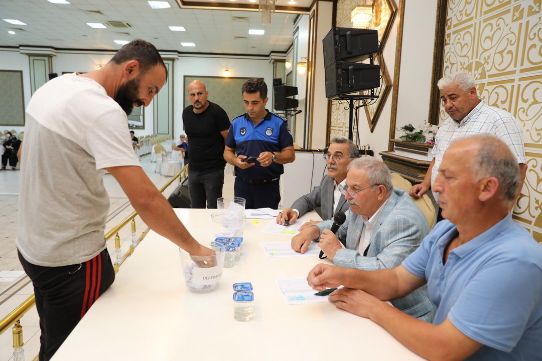 PAZAR YERİNİN İLK İSİMİNİ BAŞKAN DEMİRTAŞ ÇEKTİ