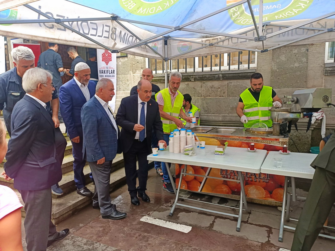 DEMİRTAŞ 15 TEMMUZ ŞEHİTLERİ İÇİN 3 BİN LOKMA TATLISI İKRAM ETTİ