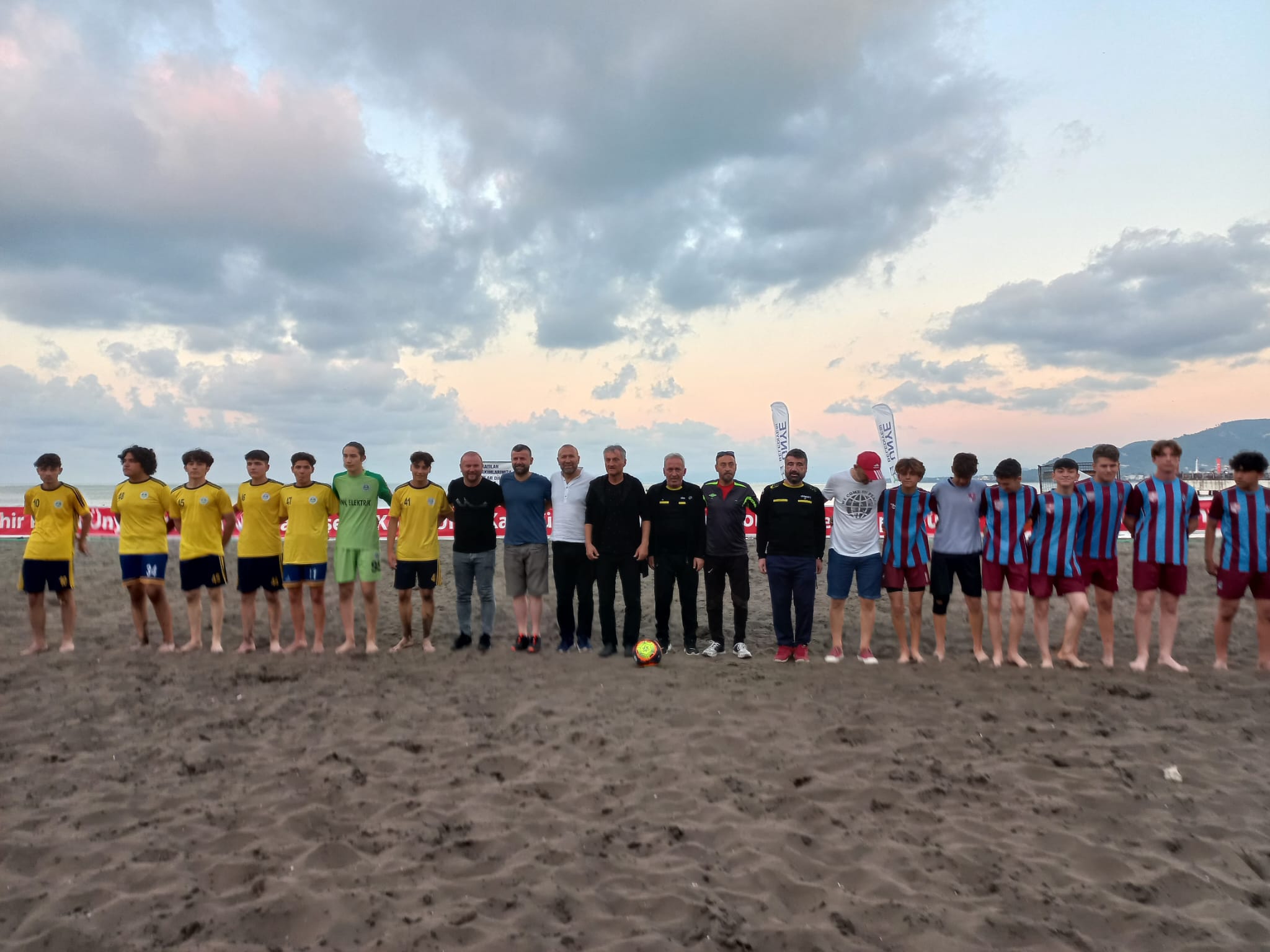 ÜNYE’DE MANYETİK KUM FUTBOL TURNUVASI’NDA HEYECAN GİDEREK ARTIYOR