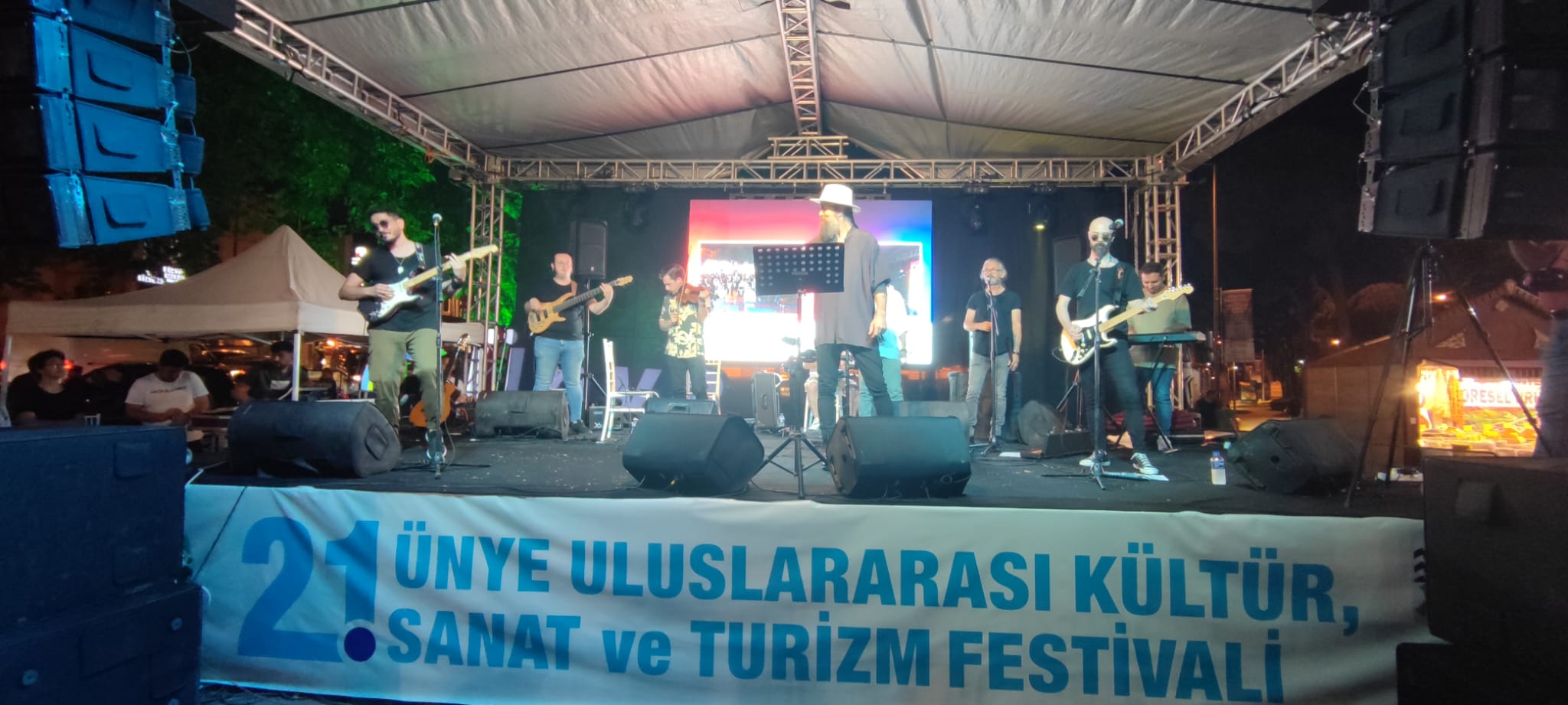 Raşit Pişkin sahne performansı ile Ünyelileri coşturdu.