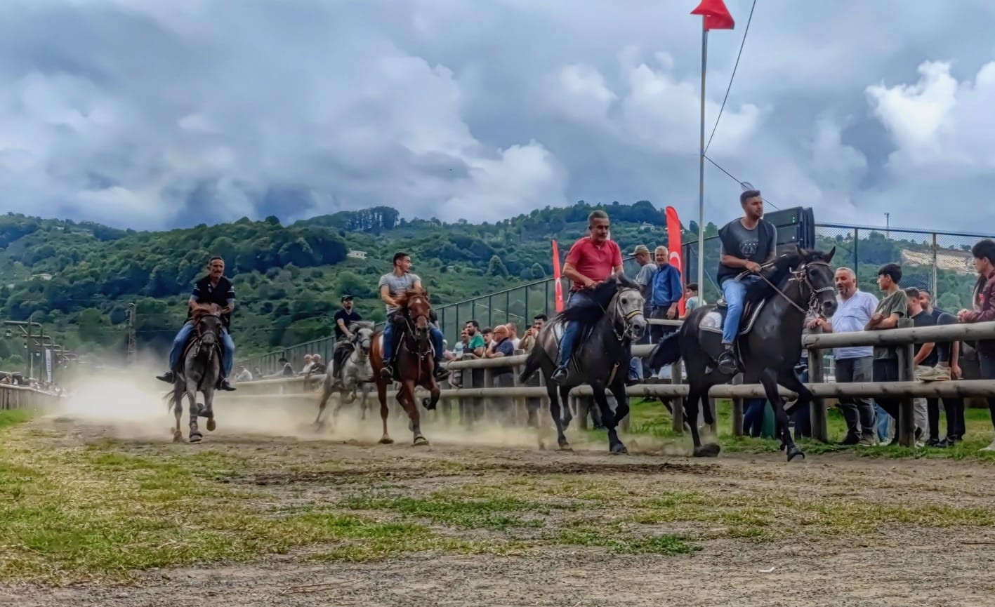 ÜNYE’DE ATA SPORU, RAHVAN AT YARIŞLARIYLA YAŞATILIYOR