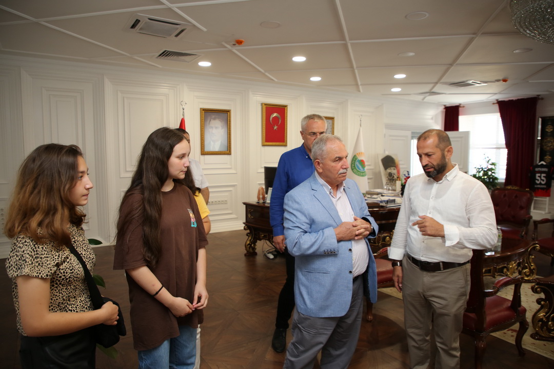 LGS‘DE BAŞARIYI YAKALAYAN ÖĞRENCİLER SEVİNÇLERİNİ BAŞKAN DEMİRTAŞ’LA PAYLAŞTI