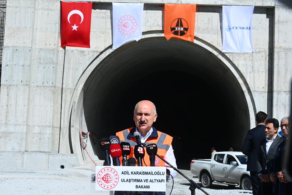 -TÜRKİYE’NİN EN UZUN TÜNELİ ZİGANA’DA SONA YAKLAŞILDI